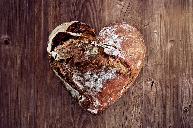Bochník chleba ve tvaru srdce